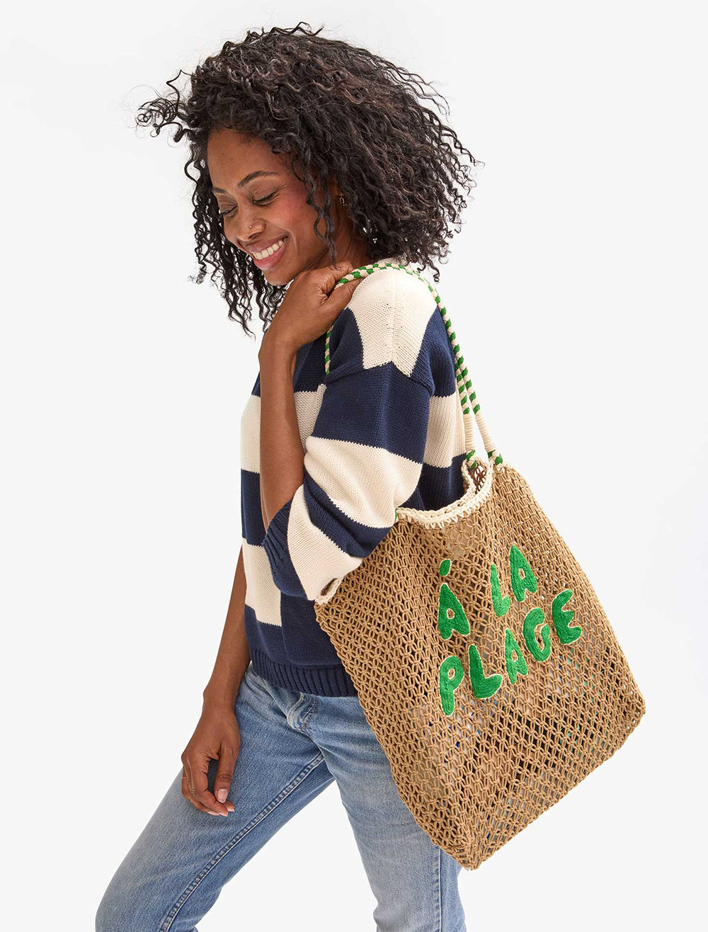 model holding l'ete tote