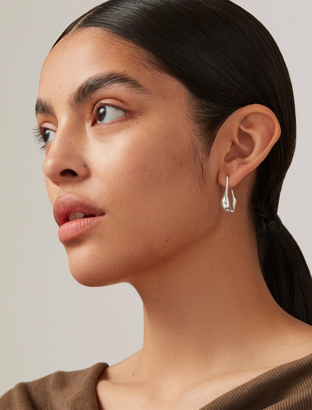 Model wearing Jenny Bird's colette small earrings in silver.