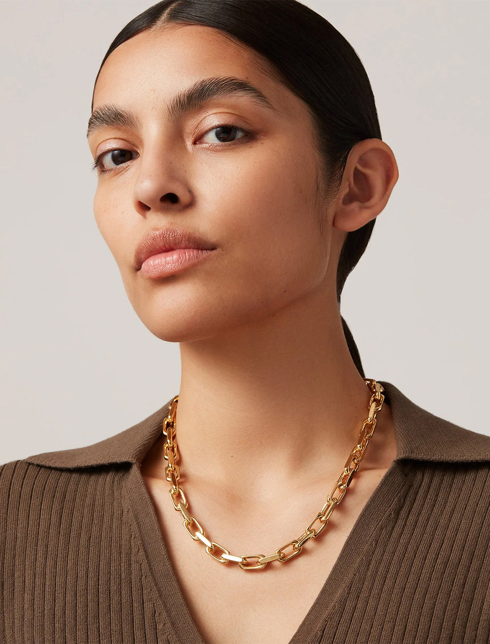 Model wearing Jenny Bird's loire necklace in gold.