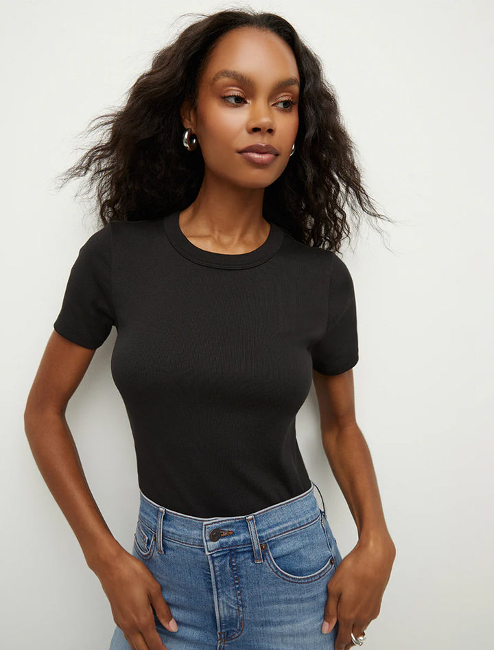 Model wearing Veronica Beard's pruitt tee in black.