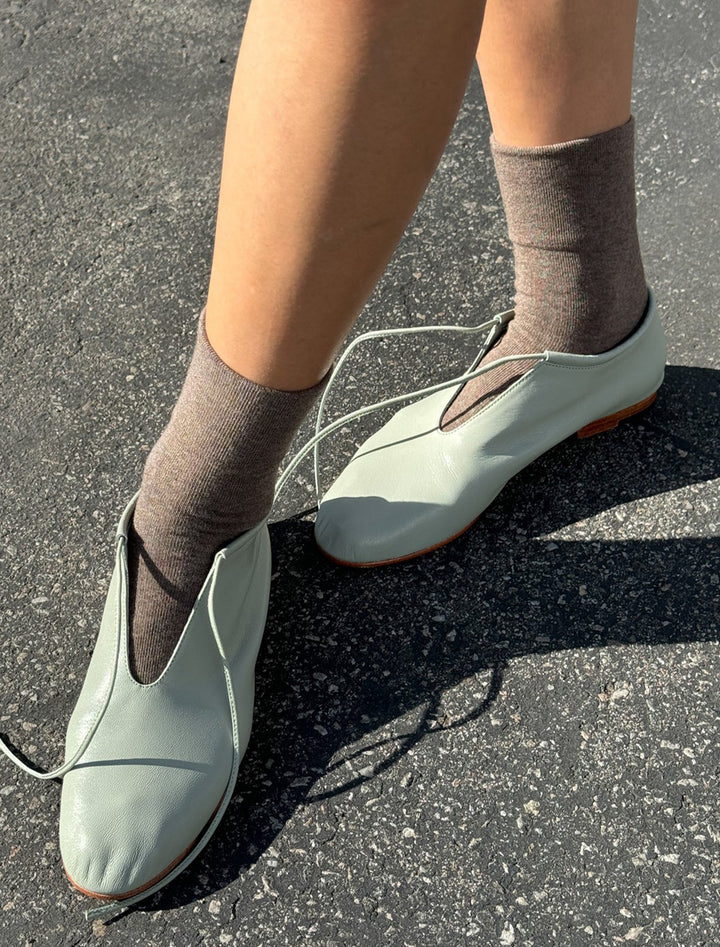 Model wearing Le Bon Shoppe's sneaker socks in heather cocoa.