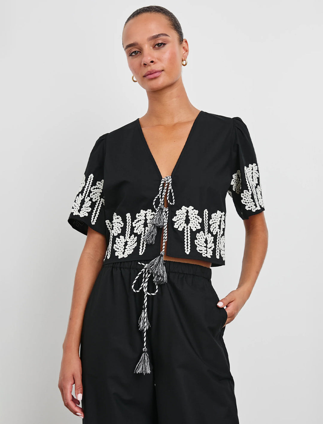 pari top in black and ivory palm trees