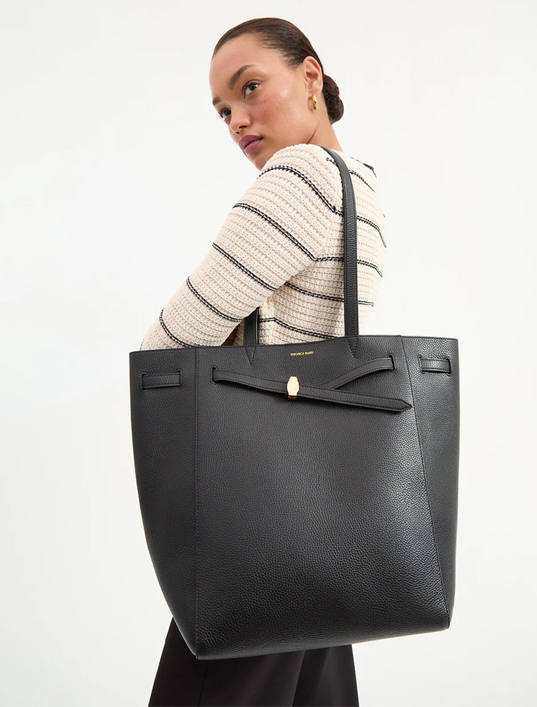 model holding dash tote in black