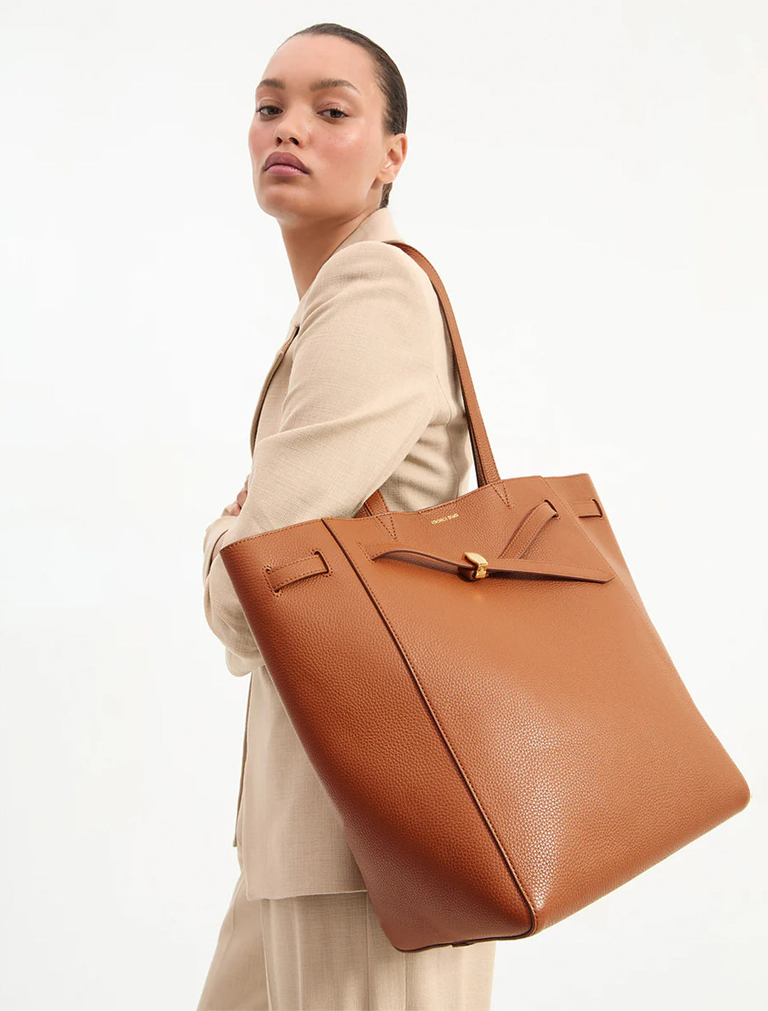 model holding dash tote in hazelwood