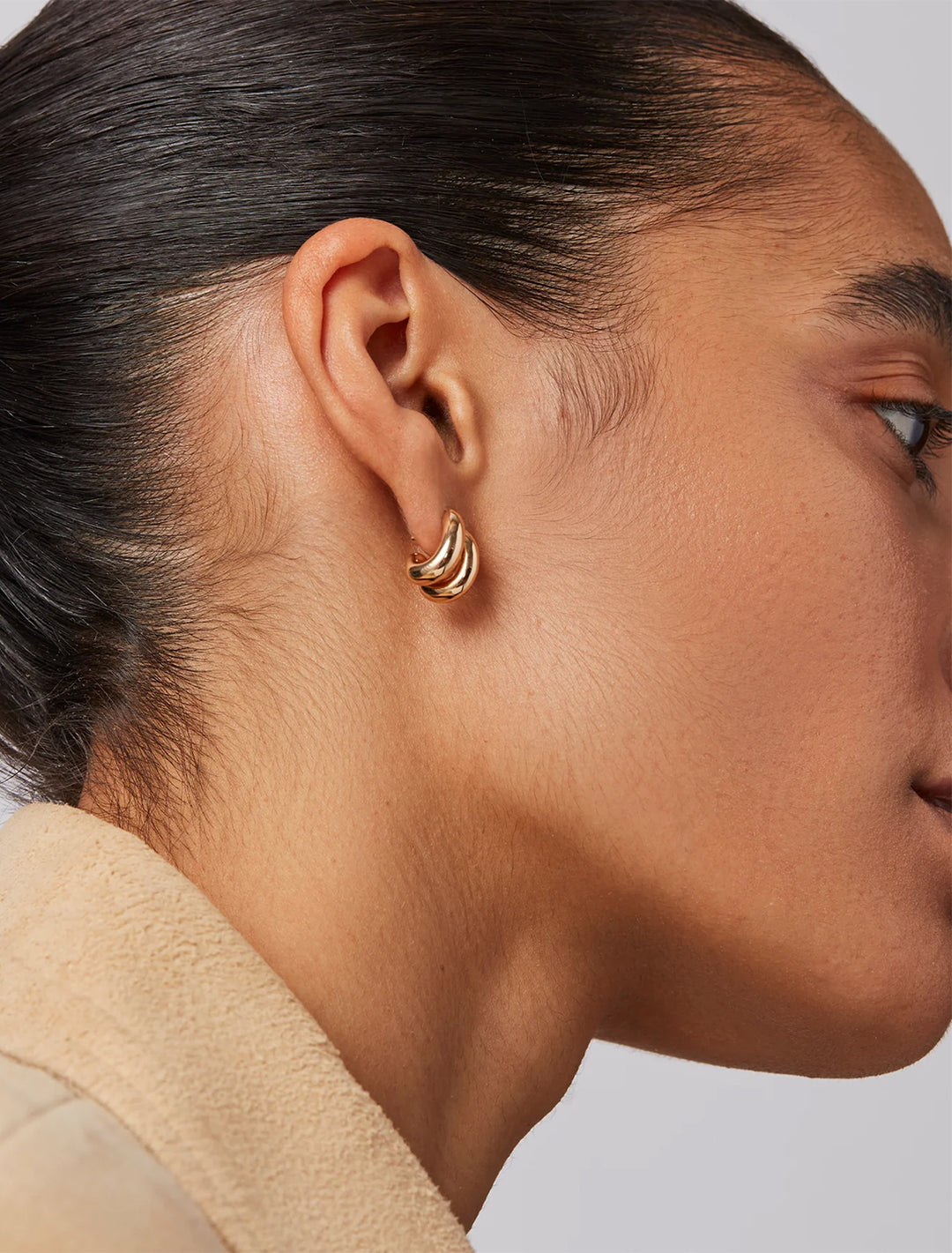 model wearing mini florence earrings in gold