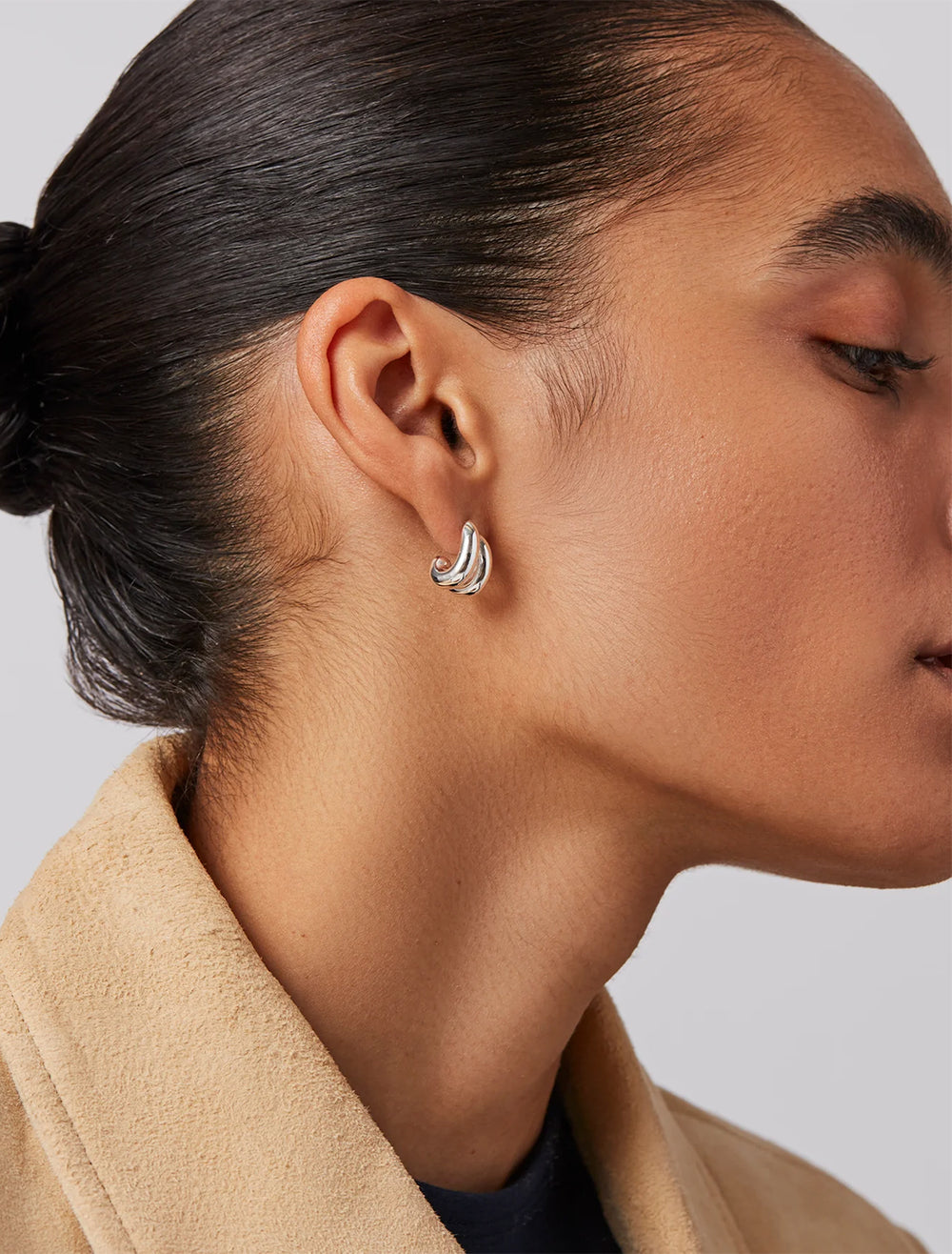 model wearing mini florence earrings in silver