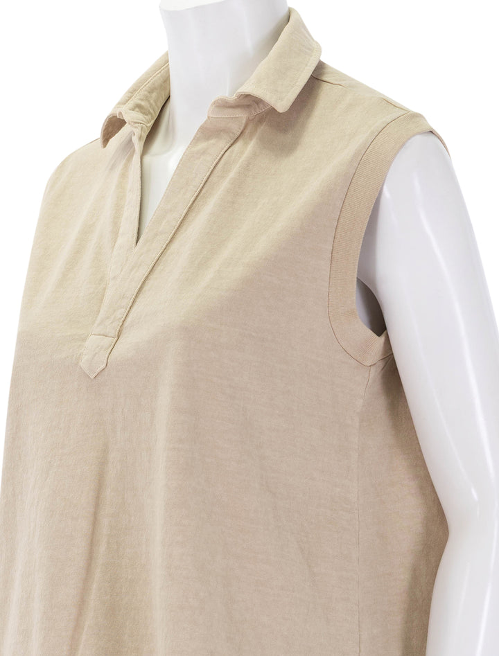 popover collar tank in desert