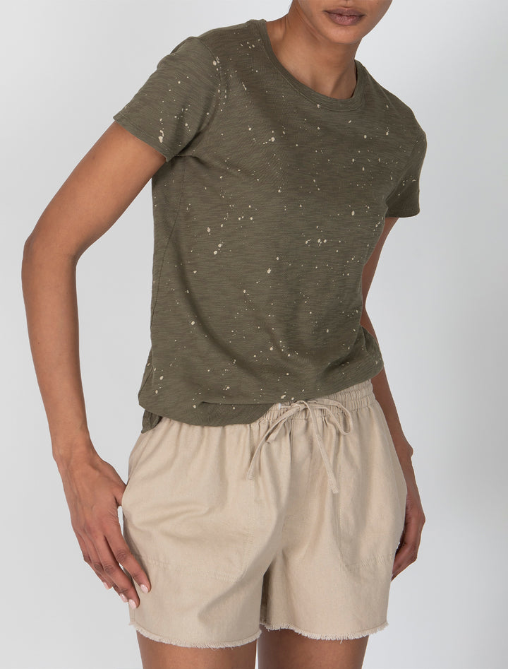 slub jersey splatter paint schoolboy tee in army / faded dune