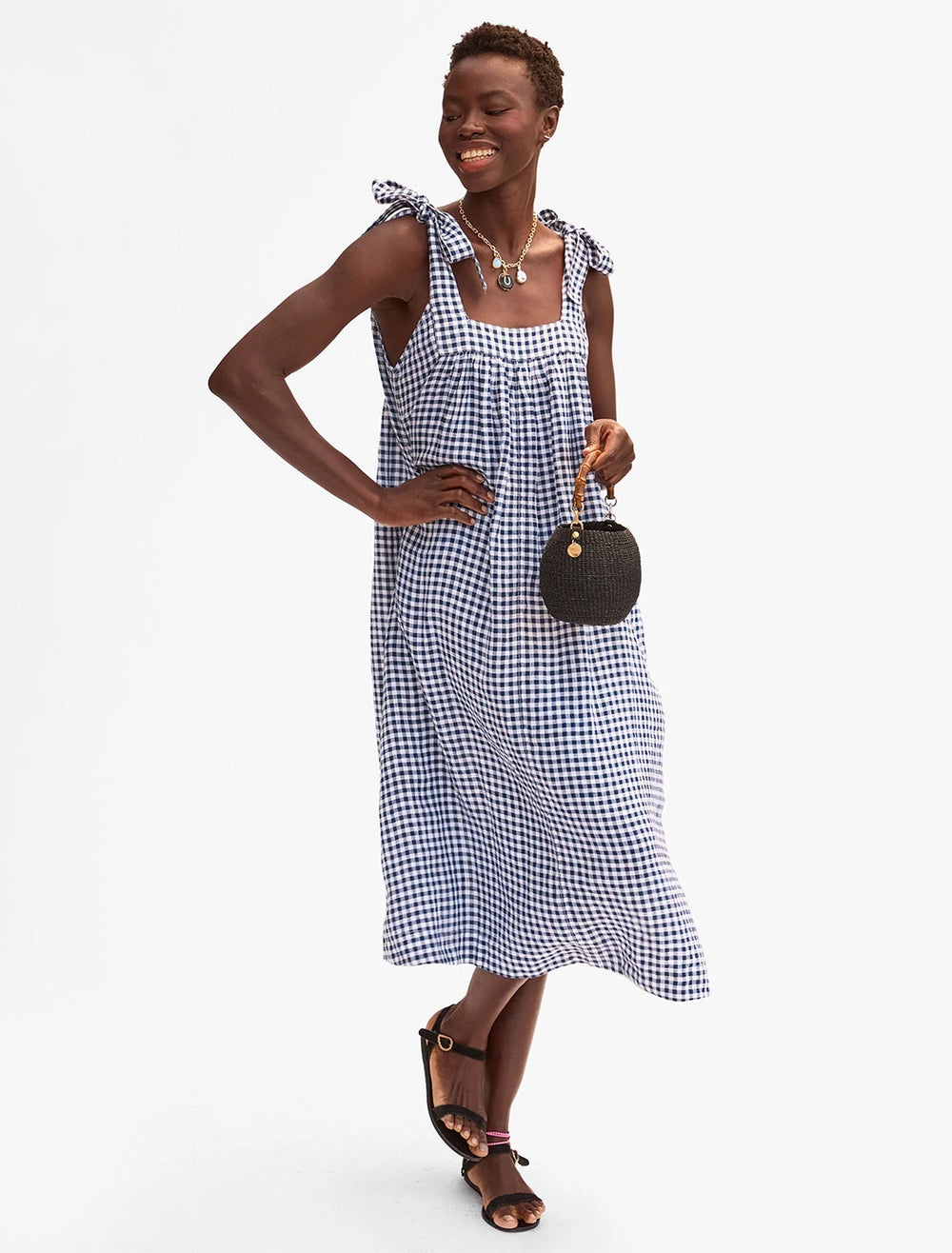 model holding petit pot de miel