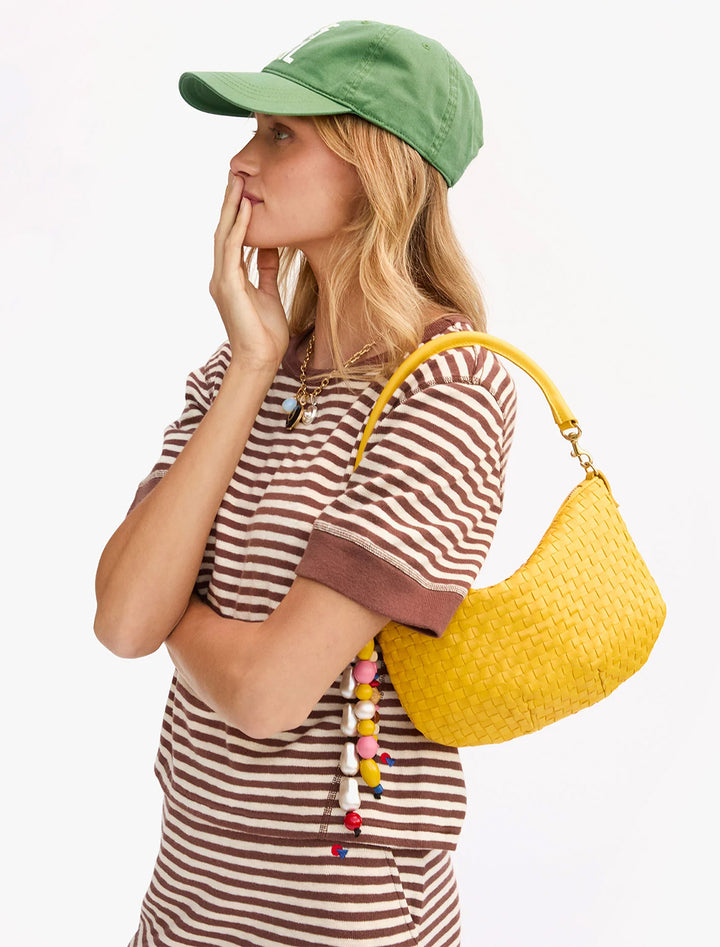 model holding petit moyen messenger in snapdragon woven checker