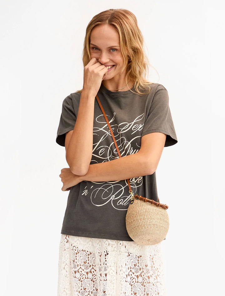 model holding petit pot de miel in cream