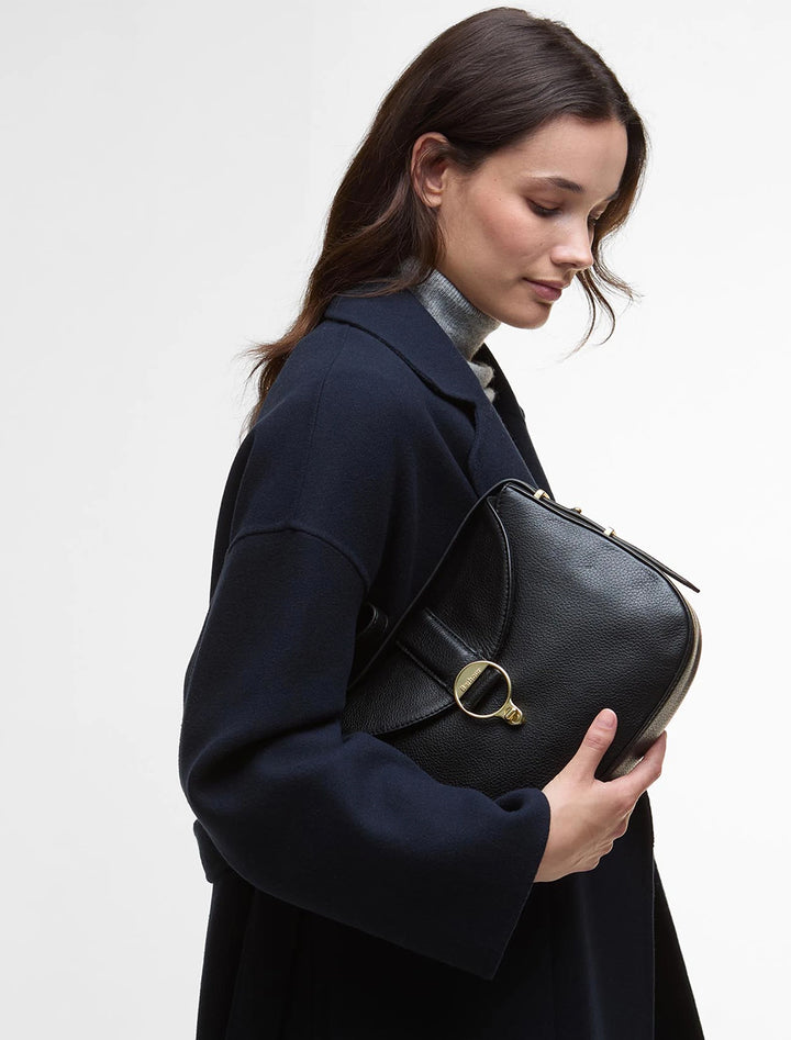 alder leather sling bag in black