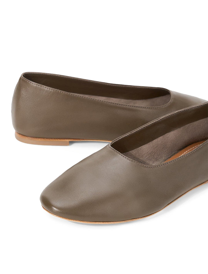 alba ballet flat in truffle