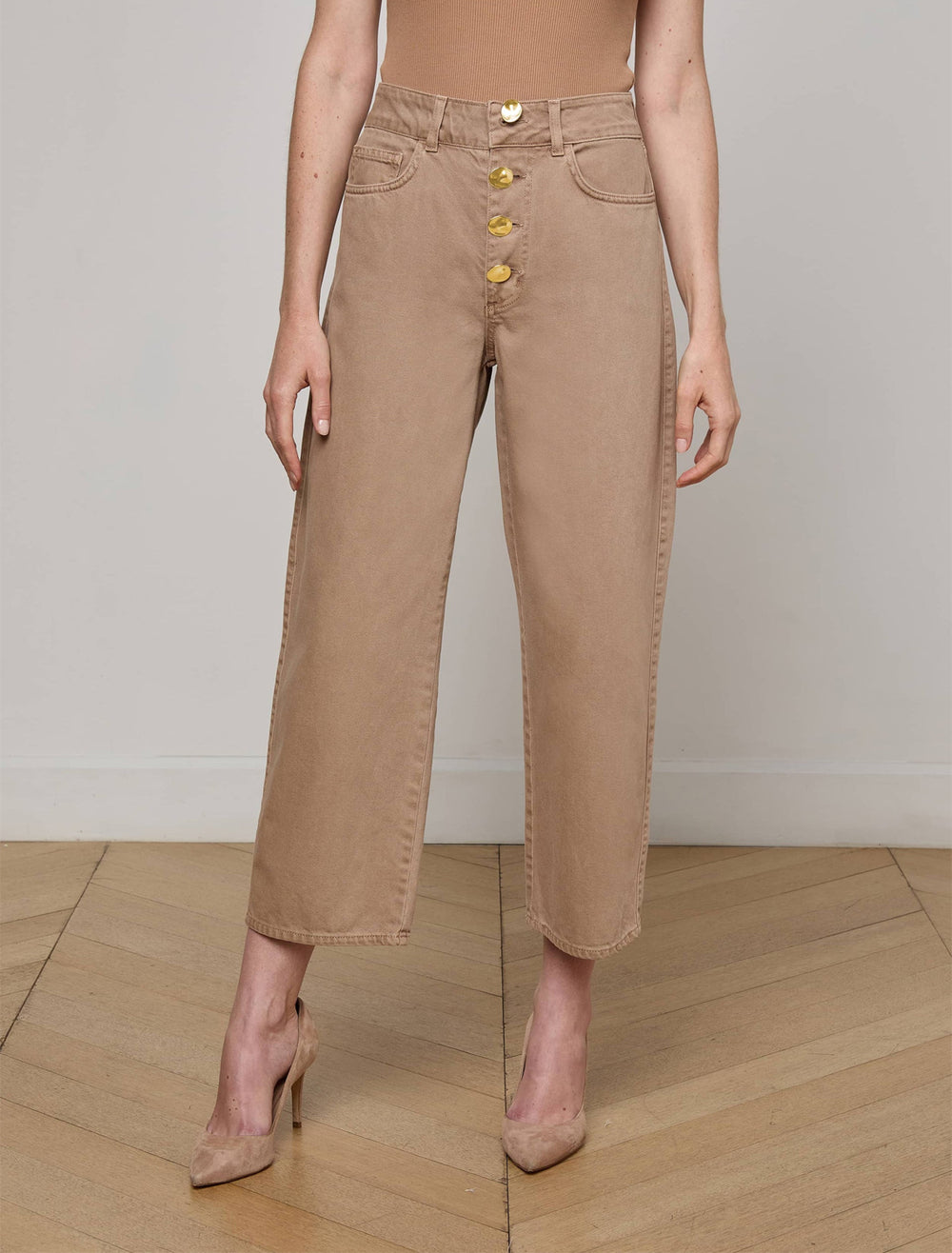 model wearing liora wide leg jean in dark cappucino