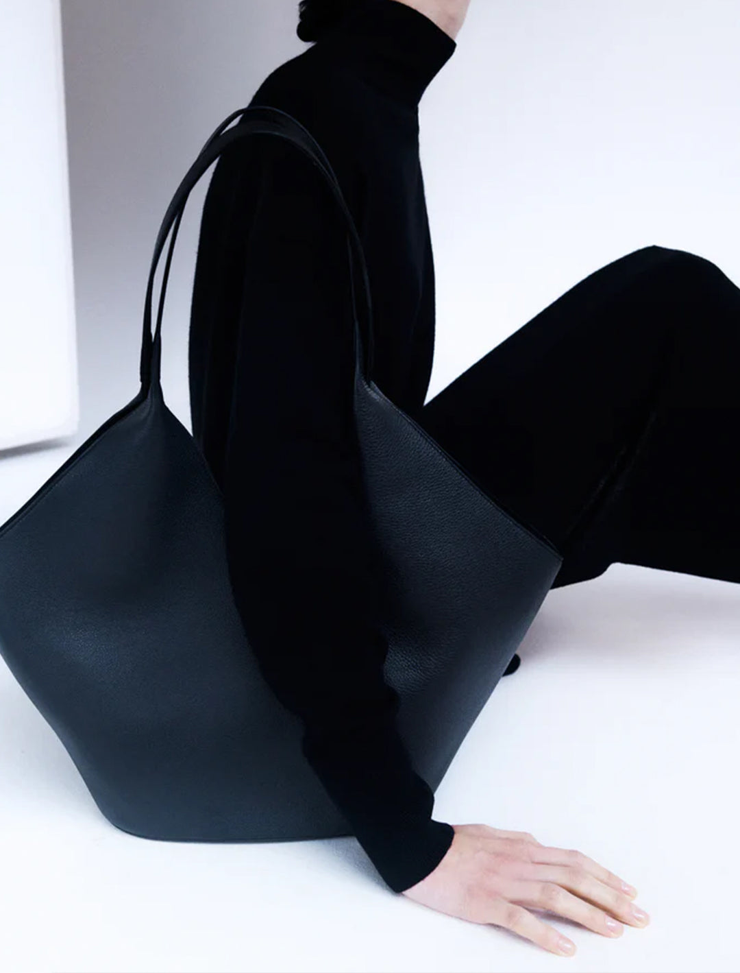 phantom tote in pebblegrain black