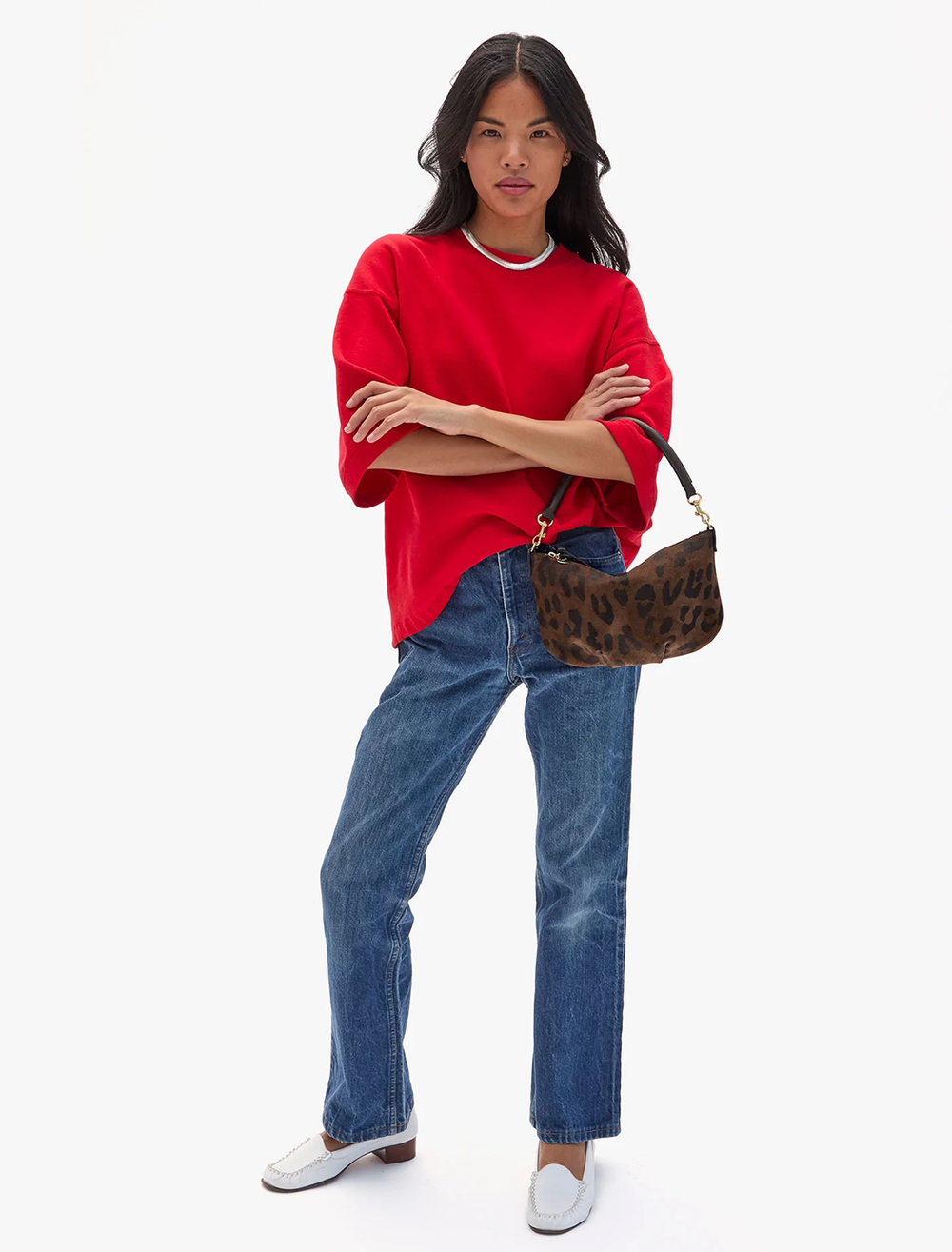 model holding petit moyen messenger in pablo cat suede
