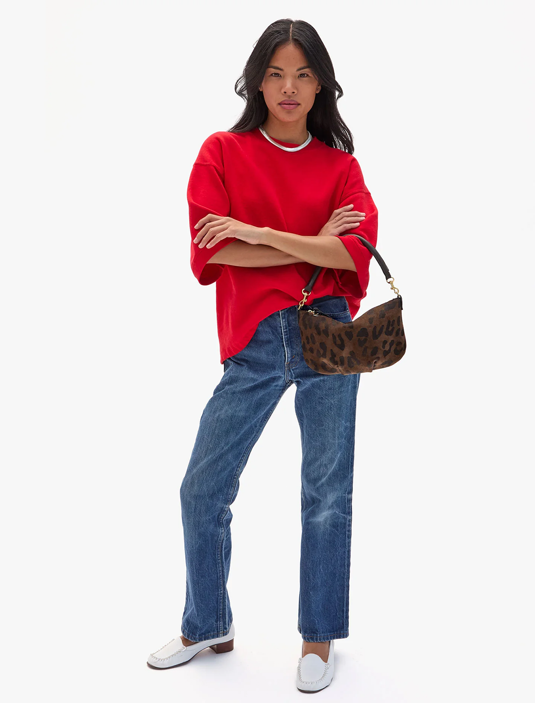model holding petit moyen messenger in pablo cat suede
