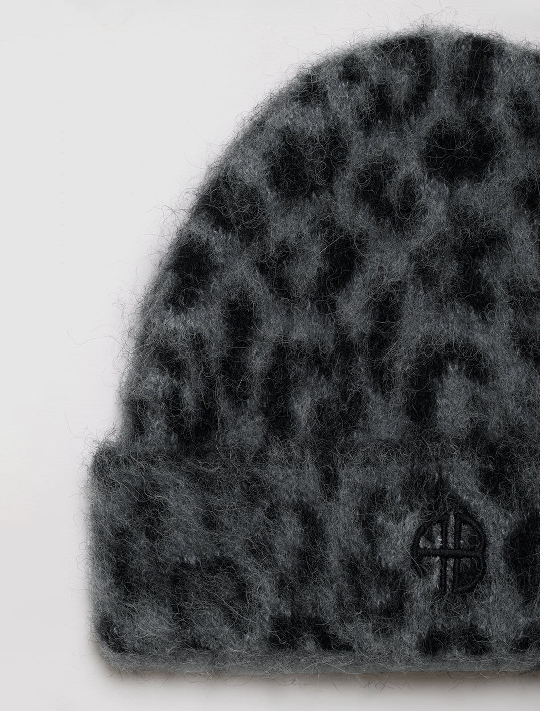 elia beanie in grey leopard