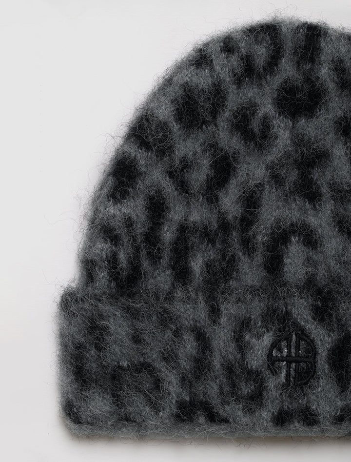 elia beanie in grey leopard