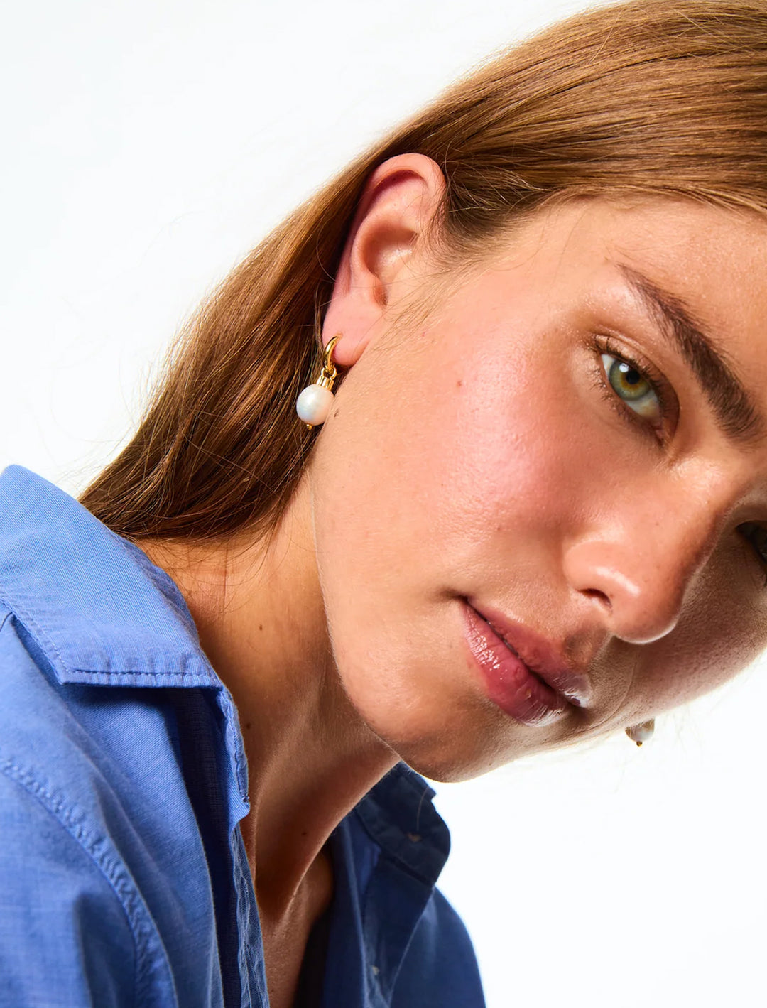 the pearl drop earring in gold