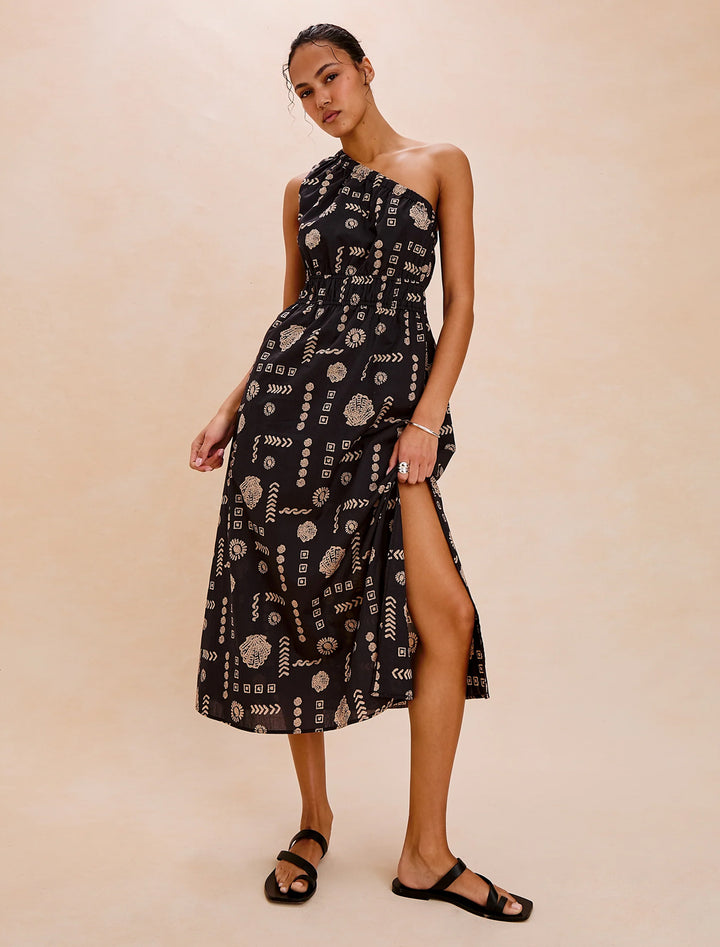 model wearing selani dress in beach shell print