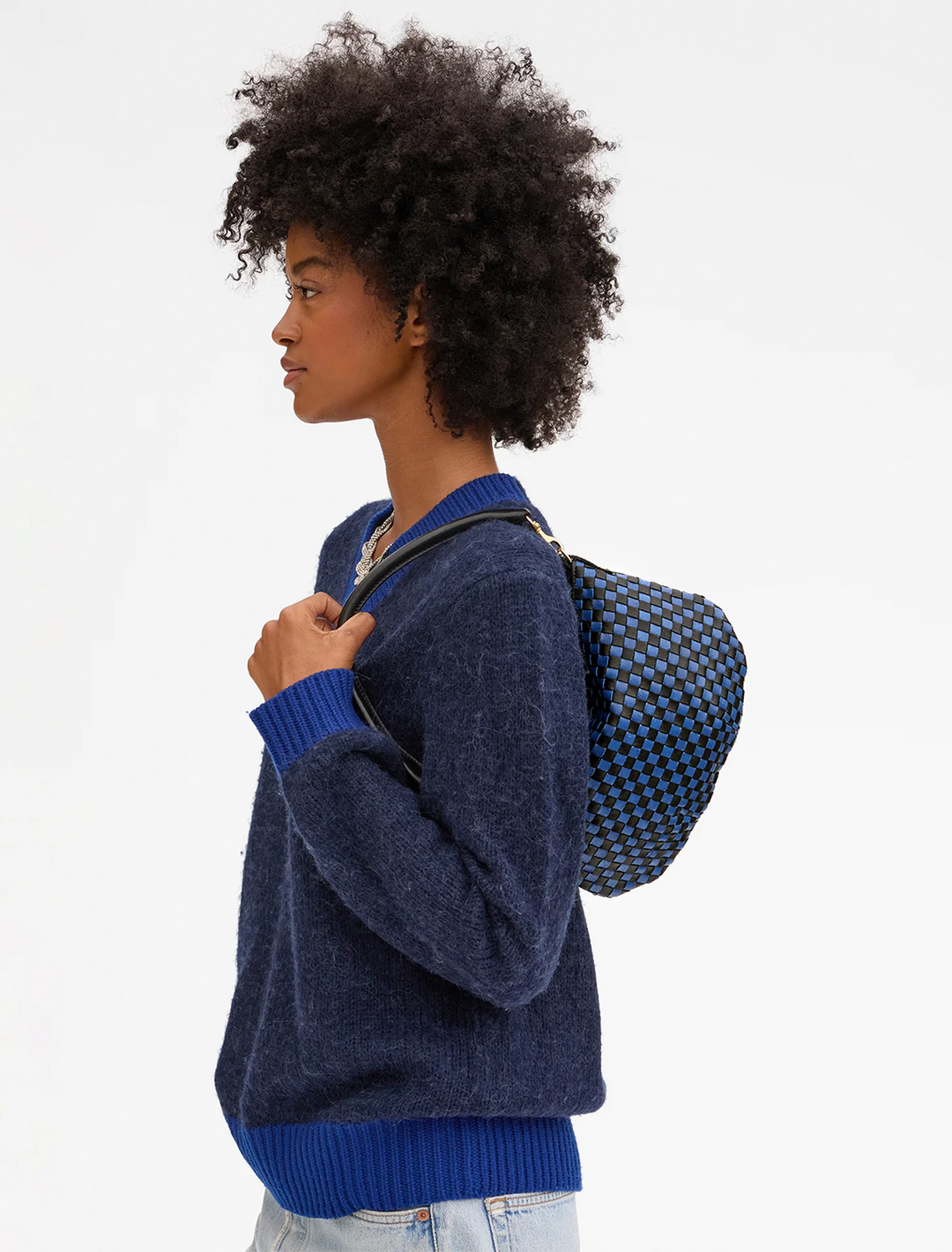 model holding petit moyen messenger in black and cobalt woven checker