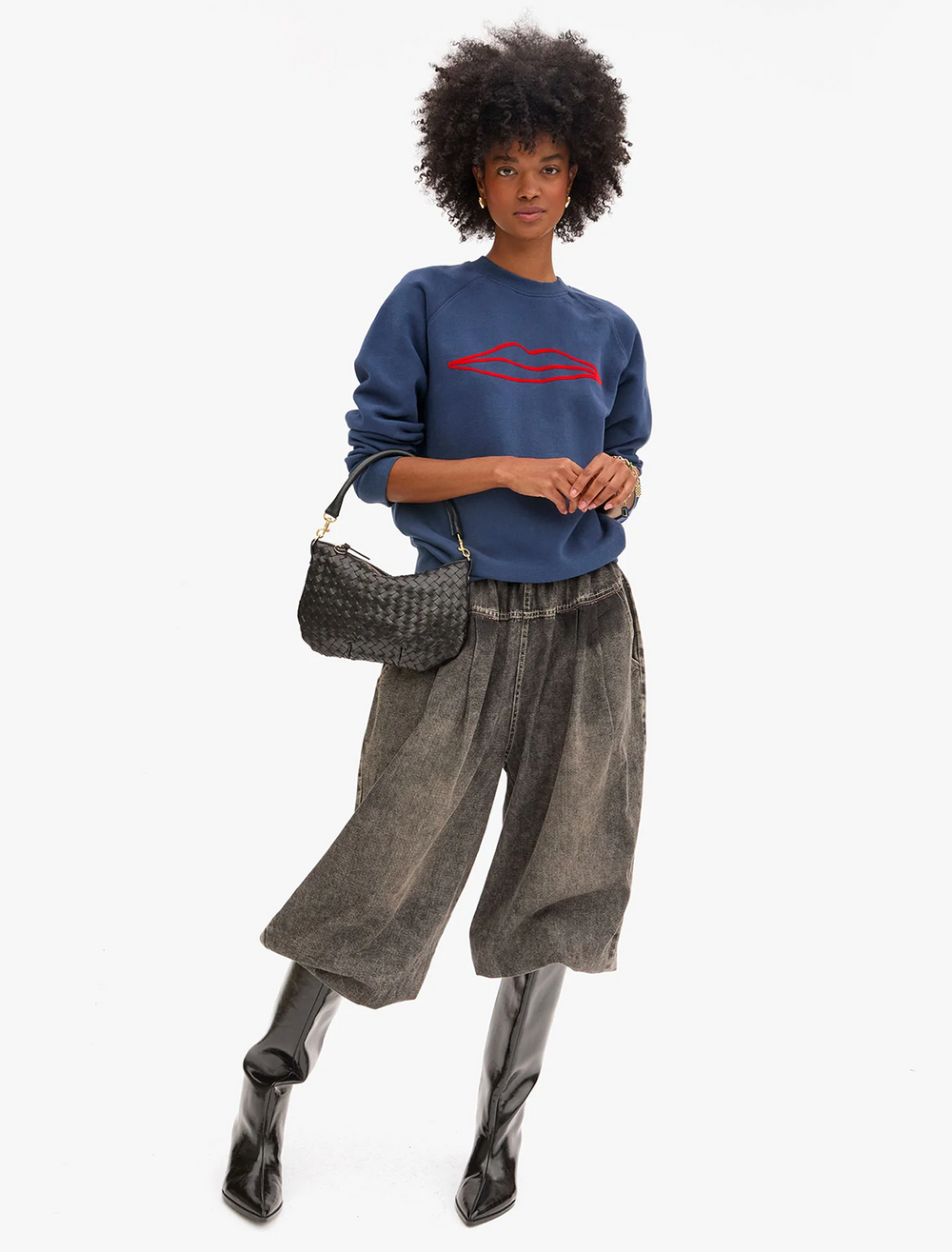 model holding petit moyen messenger in medium woven diagonal black