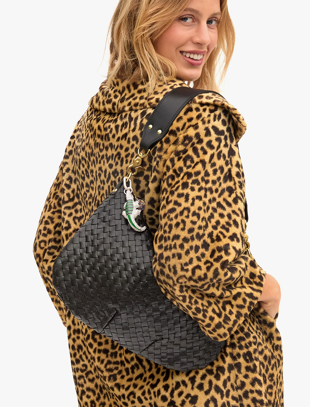 model holding moyen messenger in medium woven black diagonal