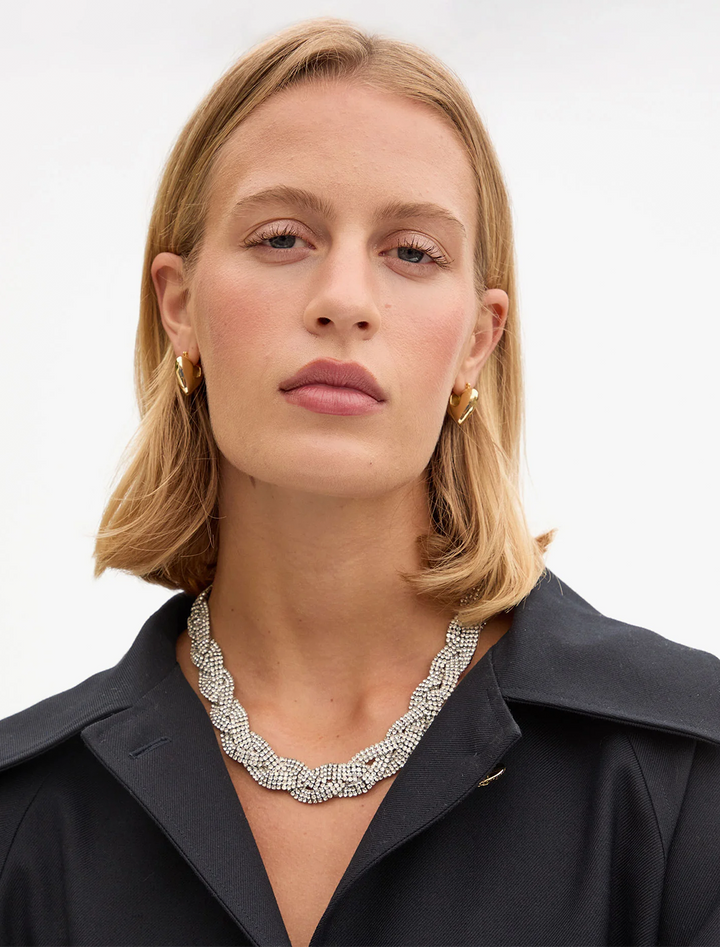 model wearing fete collar