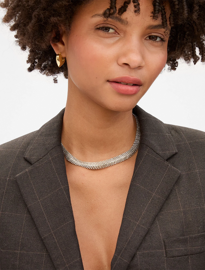 model wearing herringbone collar