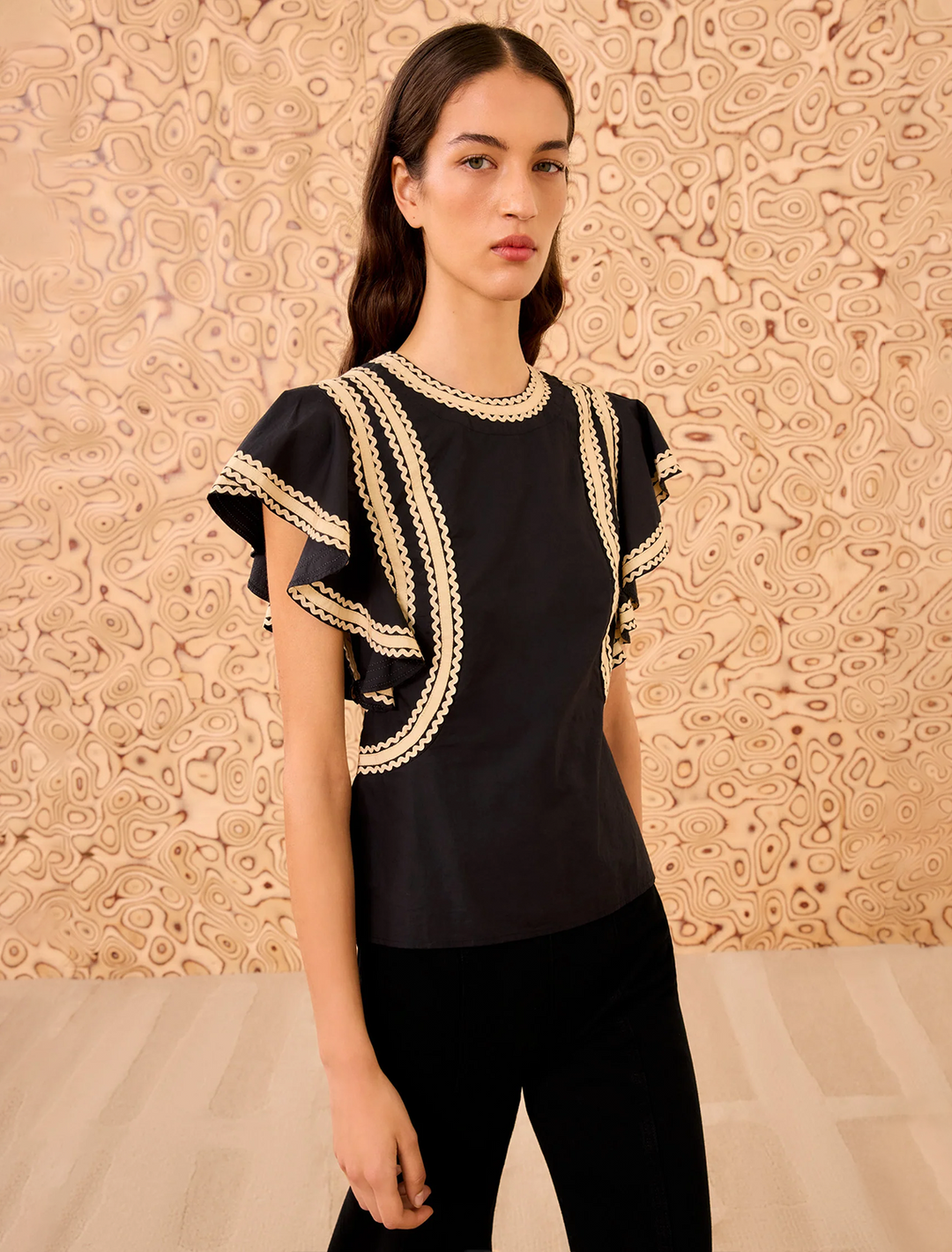 anora flutter sleeve top in noir