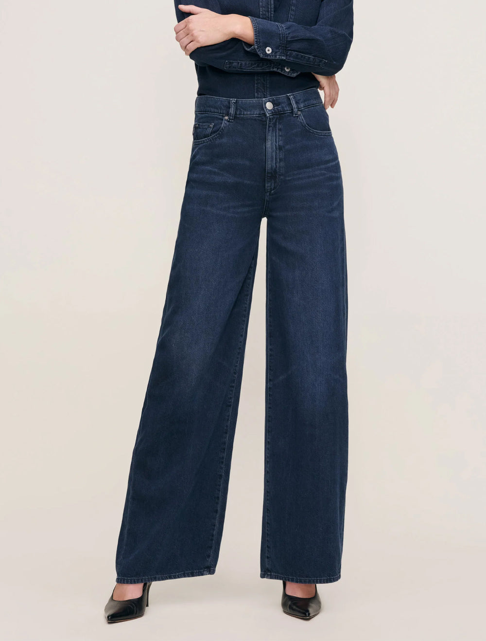model wearing hepburn 32" wide leg in crater lake