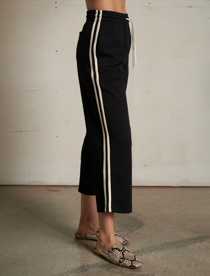 claud travel track pant in black