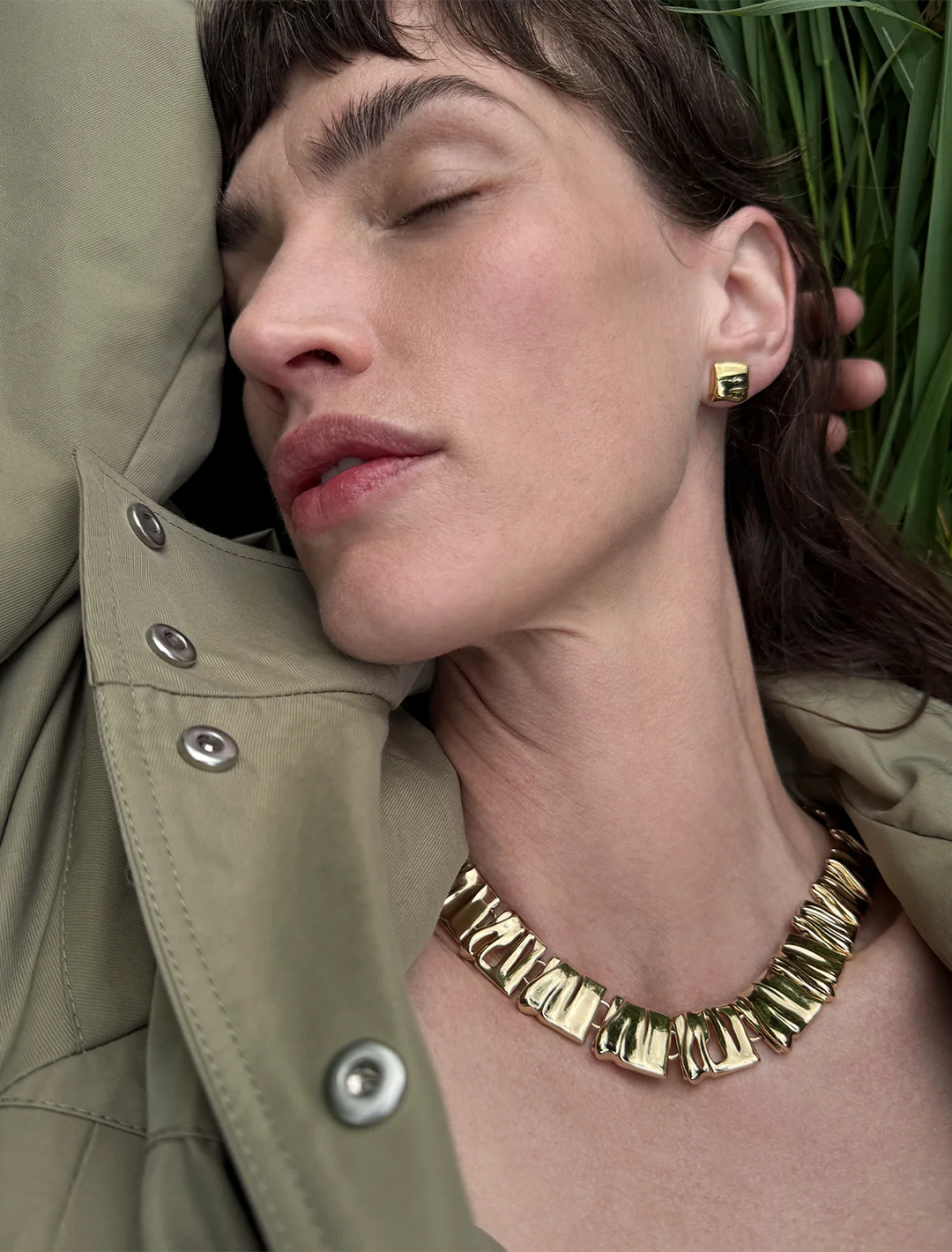 model wearing sundra collar in gold