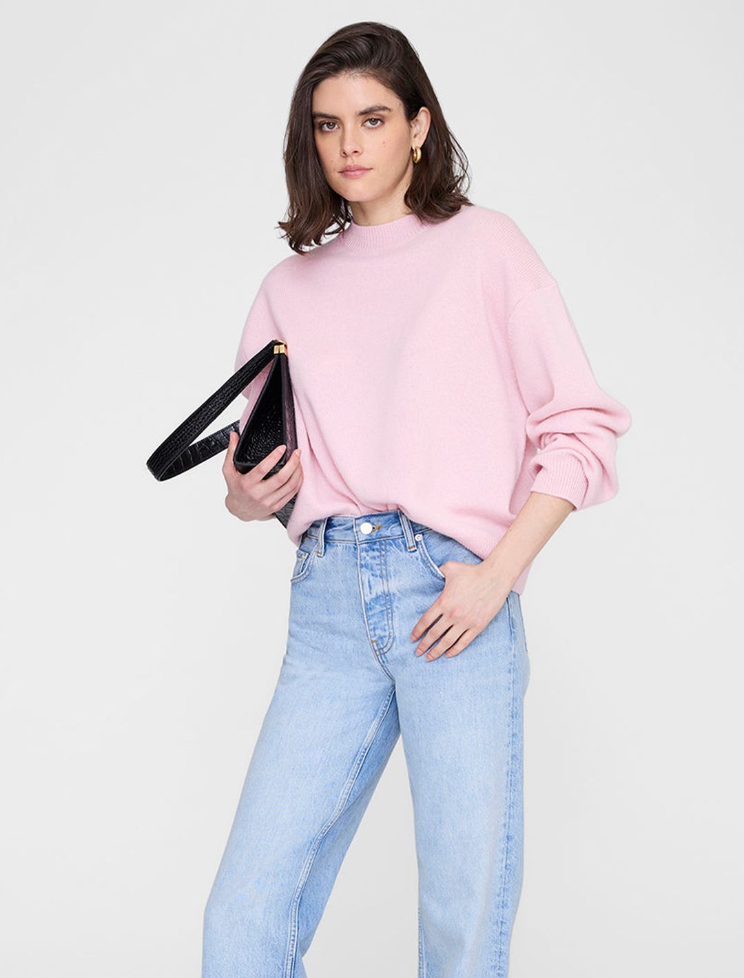 Model wearing Anine Bing's lee cashmere crew in powder pink.