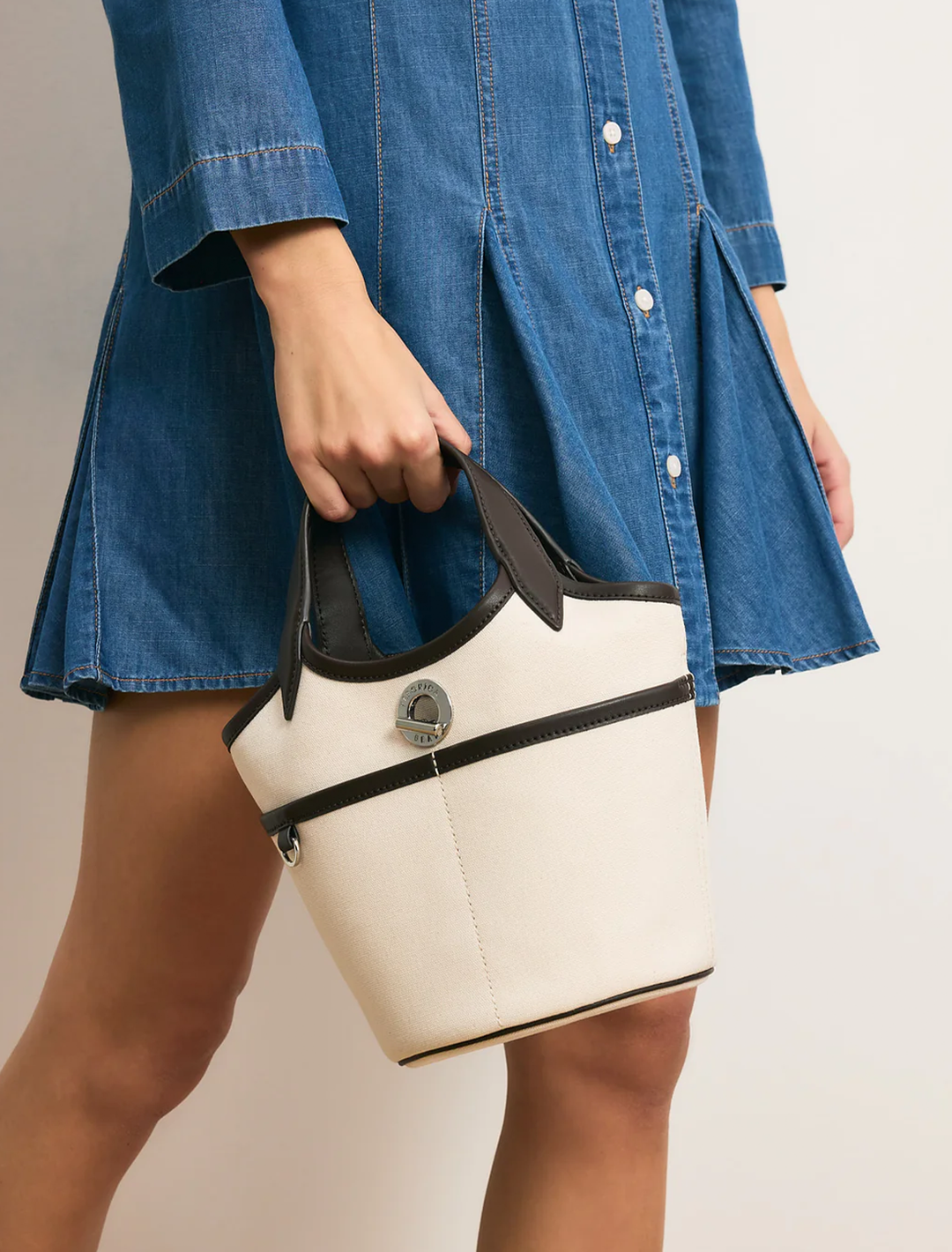 Model carrying Veronica Beard's canvas anchor bag in espresso and ecru.