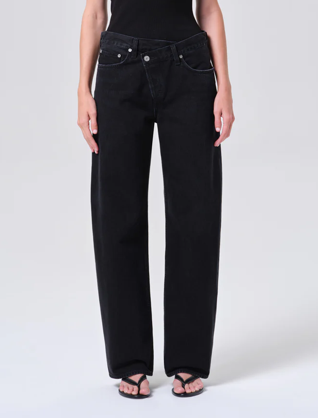 model wearing arc criss cross jean in phase