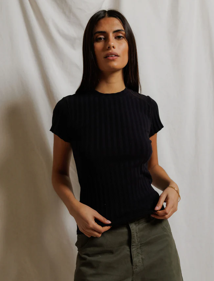 suri tee in true black
