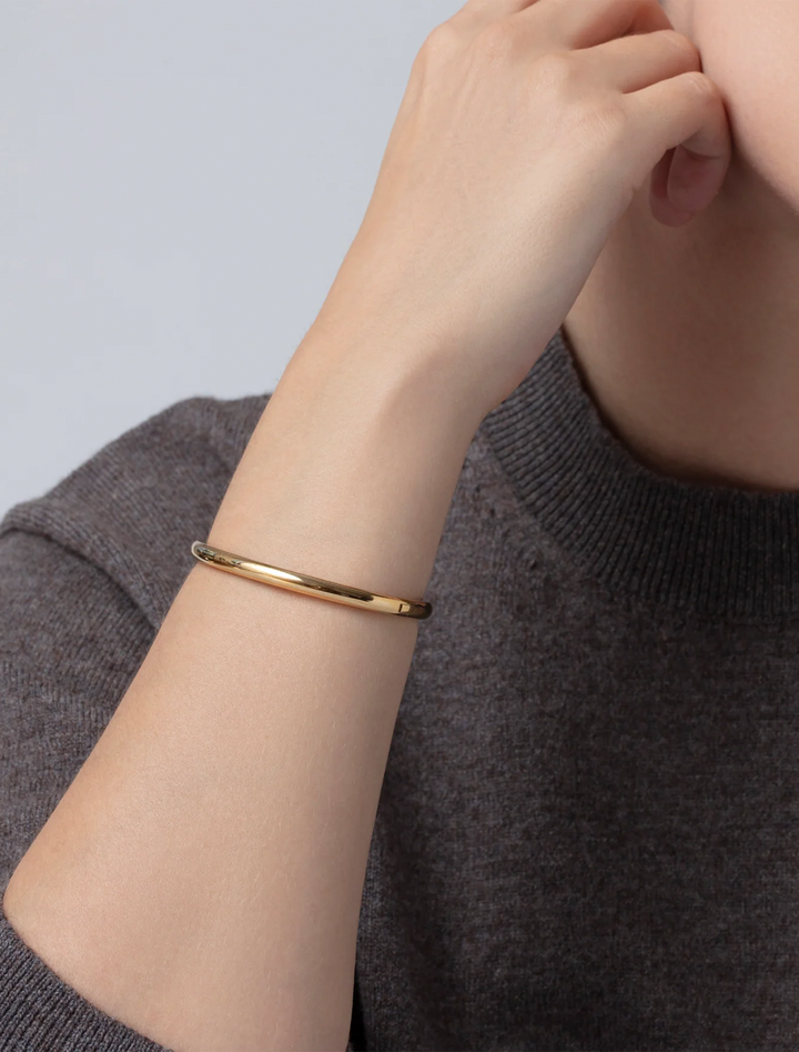 model wearing remi bangle in gold
