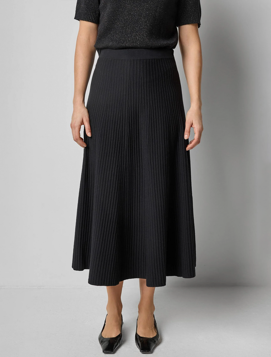 flared knit skirt in black