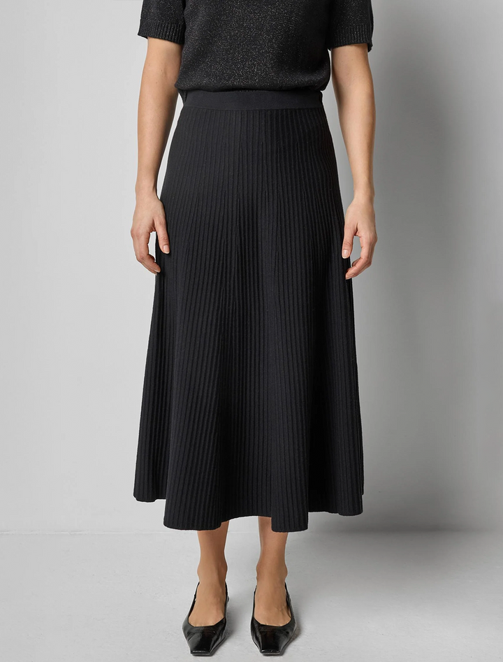flared knit skirt in black