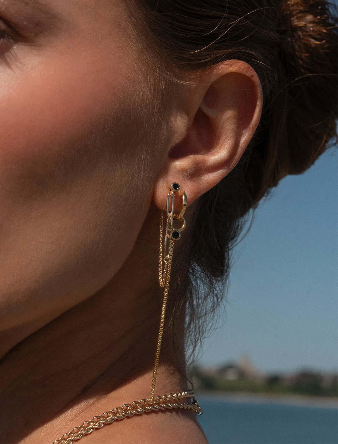 juni earrings in black