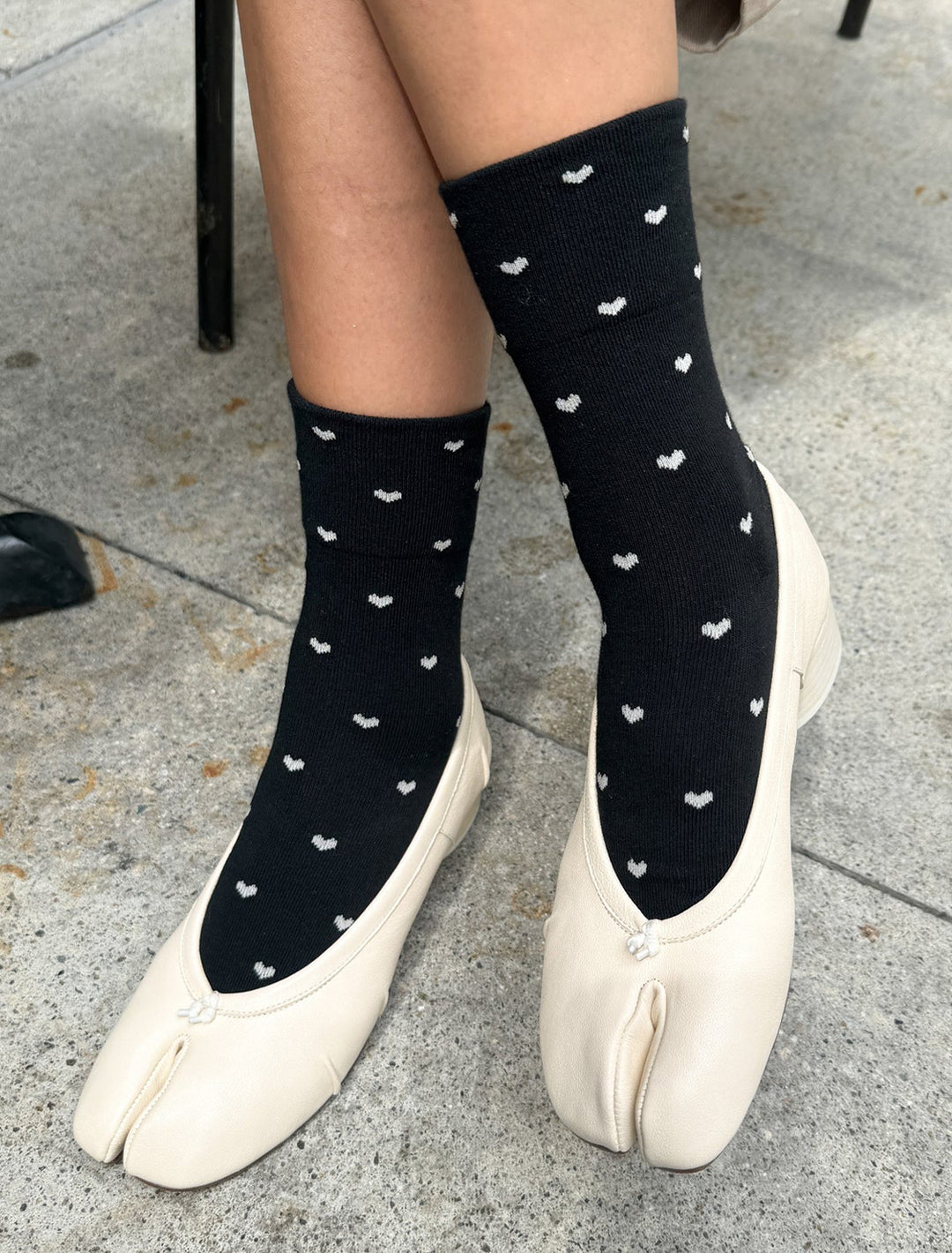 sneaker socks in black and cream hearts