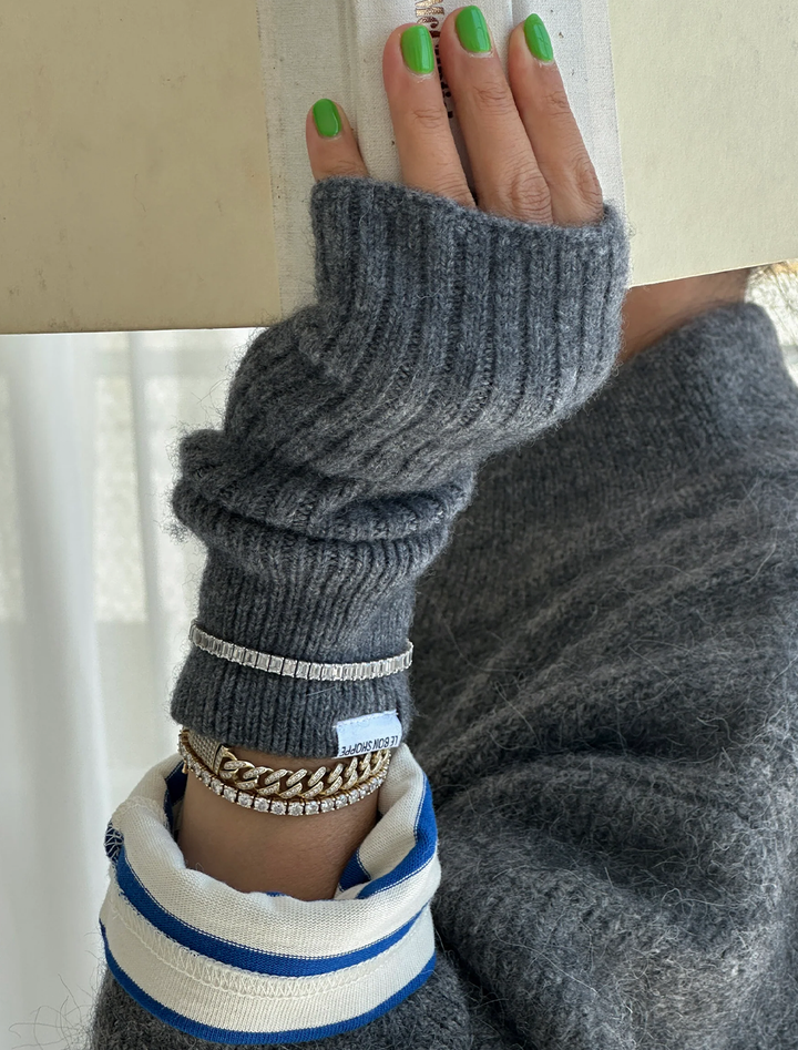 cashmere wrist warmer in charcoal