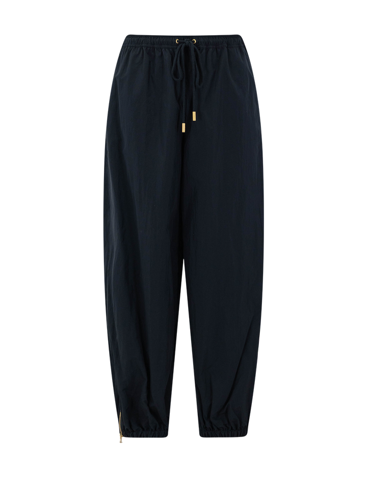 mariko jogger with zipper in black