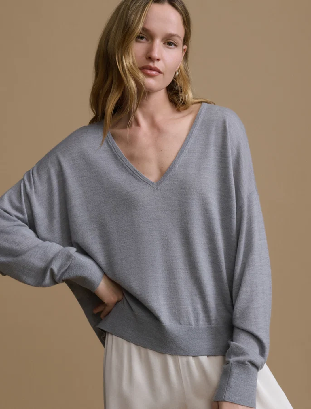 dree v-neck sweater in heather grey