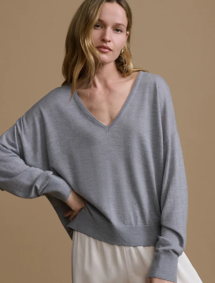 dree v-neck sweater in heather grey
