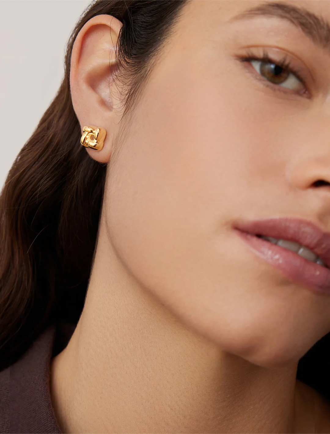 mini woven square earrings in gold