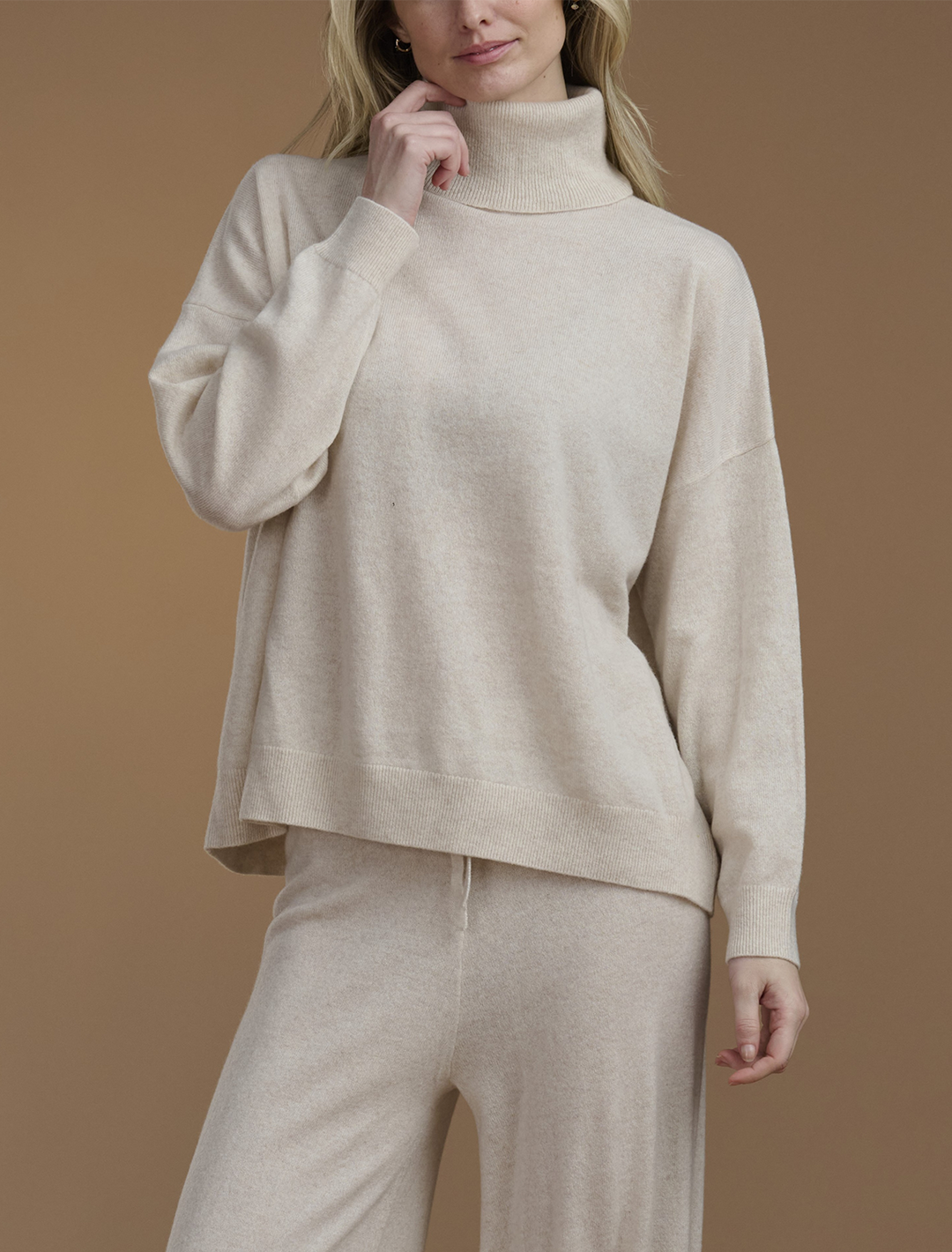 tori cashmere turtleneck in wheat heather