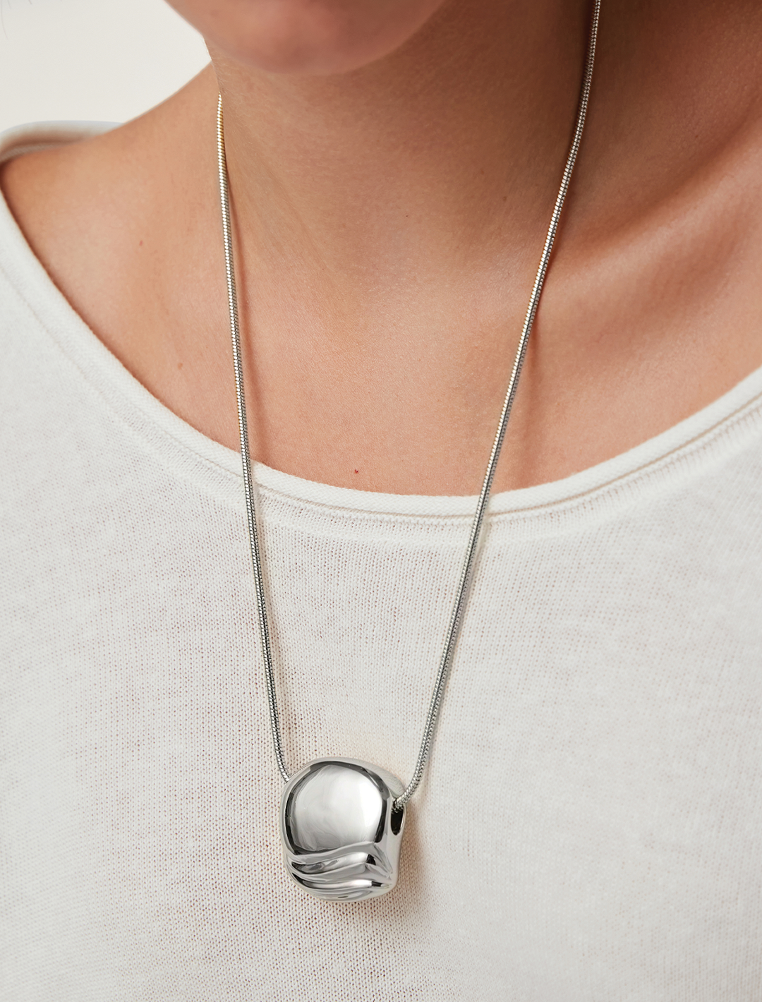 rue pendant necklace in silver